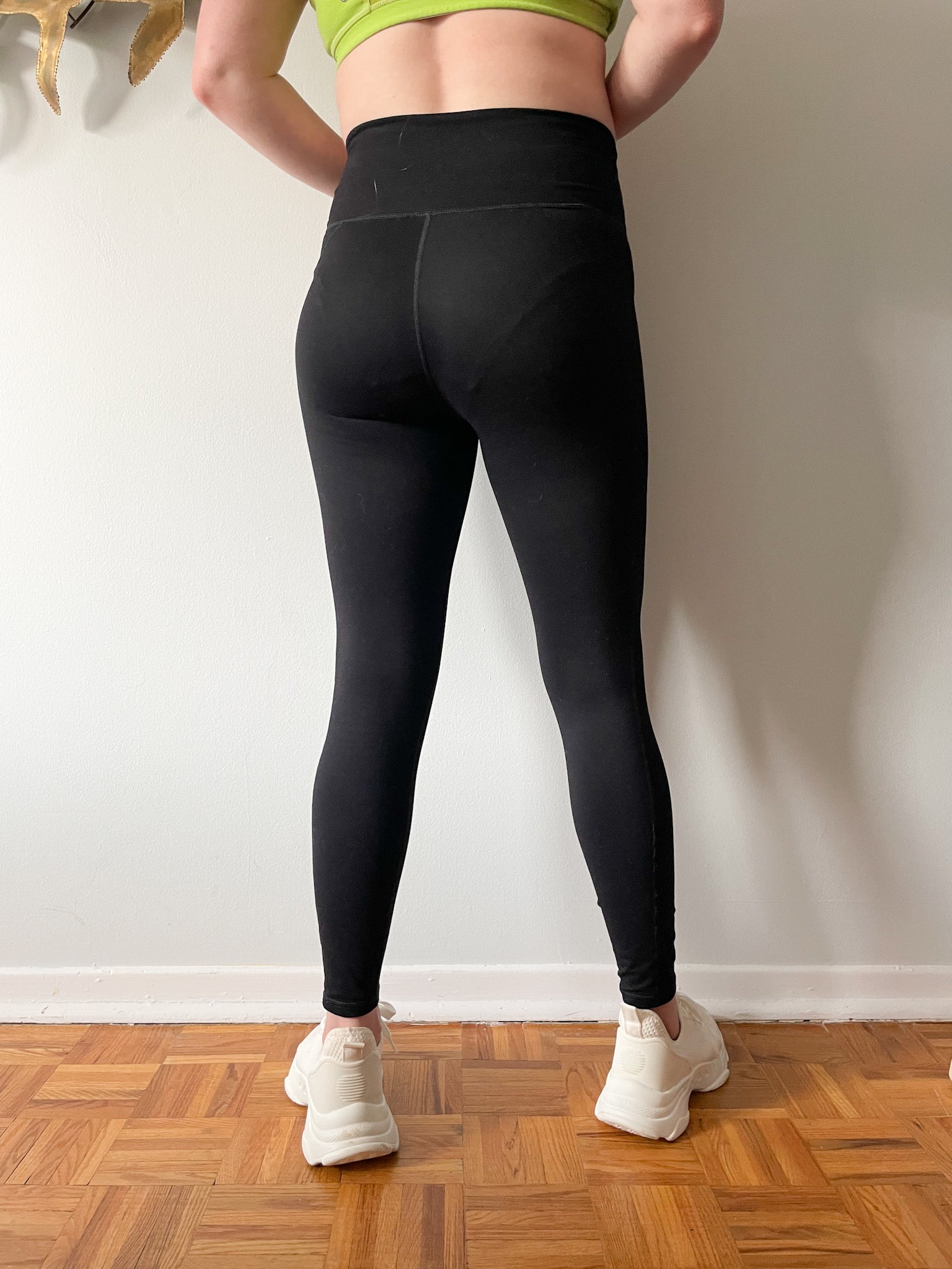 New Arrival Workout Running Fitness Wear Women V Cut Waist Tights Butt Lift  High Waisted Leggings Yoga Pants - China Gym Wear and Sports Wear price |  Made-in-China.com