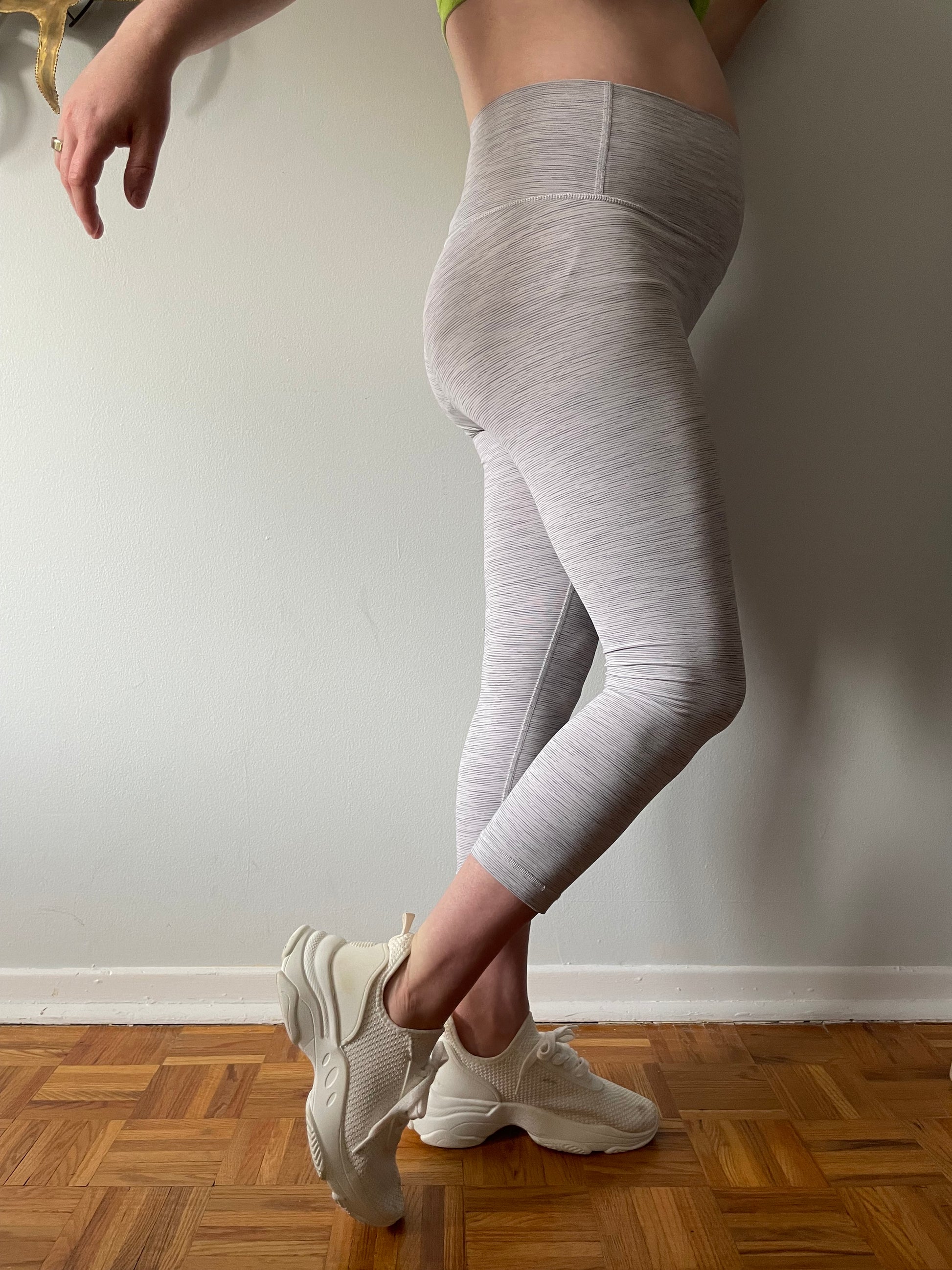 Lululemon Heathered Grey High Rise Cropped Leggings - Size 6 – Le