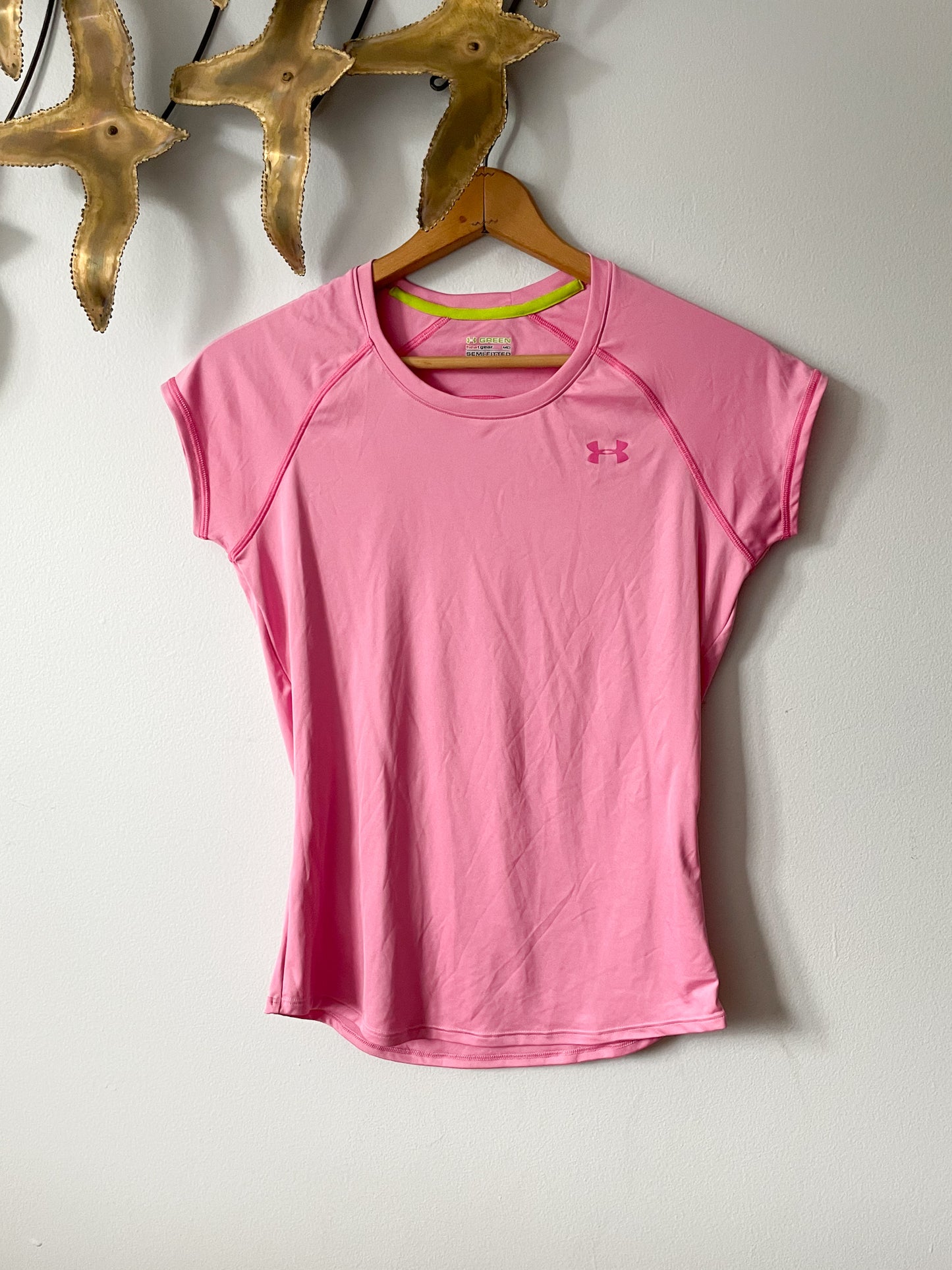 Under Armour Pink HeatGear Semi Fitted Workout Top - Small – Le Prix  Fashion & Consulting