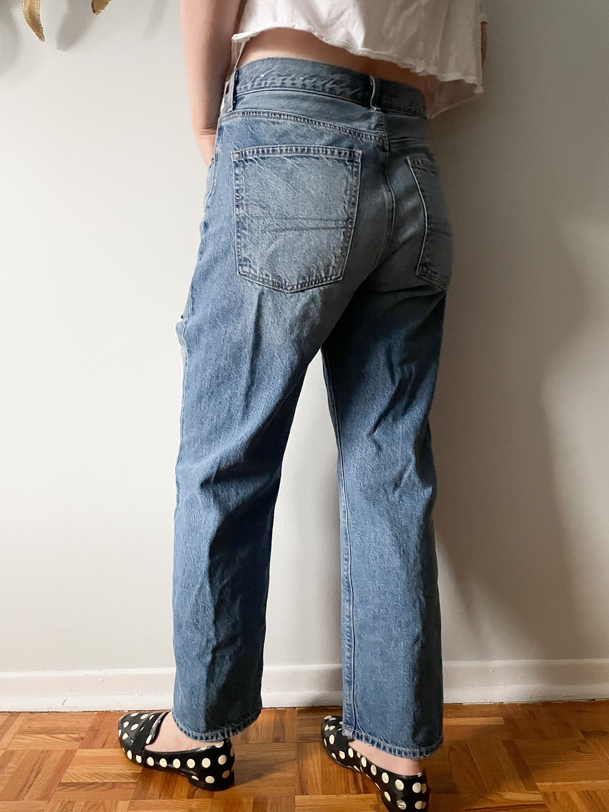 American Eagle Light Wash Barrel Leg Distressed 90's Boyfriend Jeans - – Le  Prix Fashion & Consulting