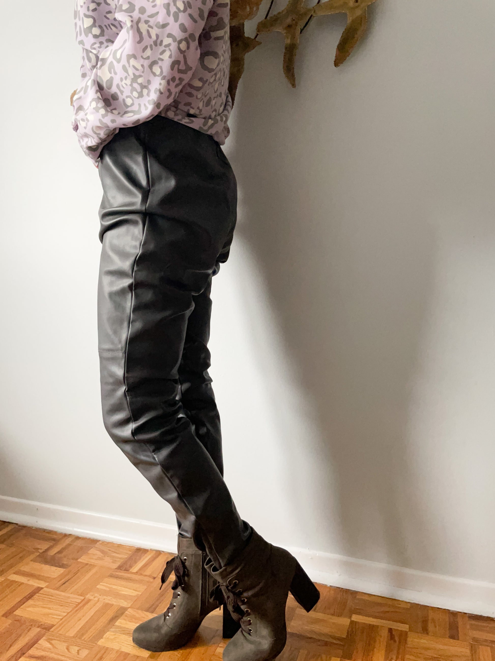 Reitman's Grey Faux Leather High Rise Legging Pants - Size 11 – Le
