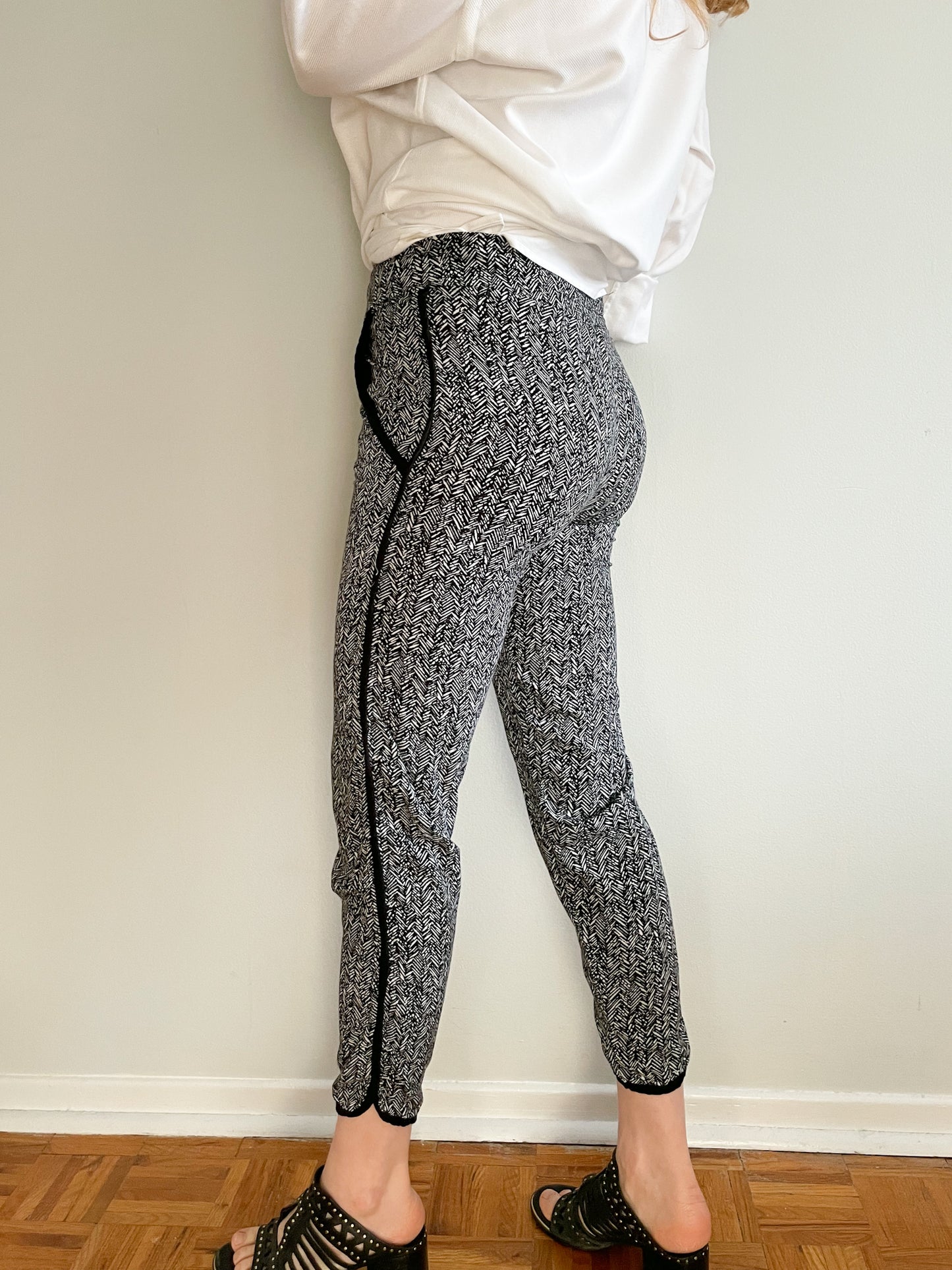 Studio Black White Herringbone Lounge Cropped Jogger Pants - XS