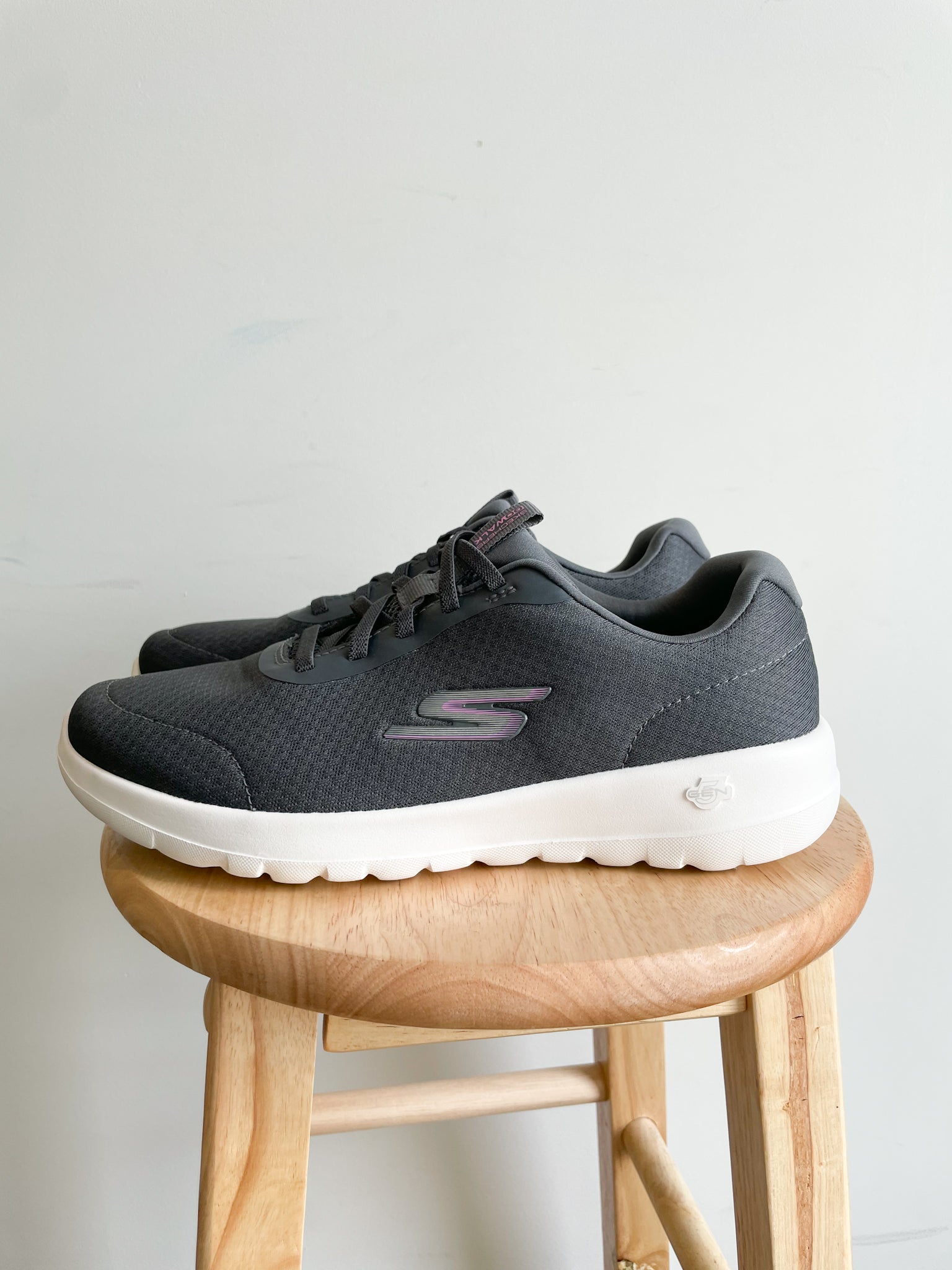 Black sketchers size discount 8